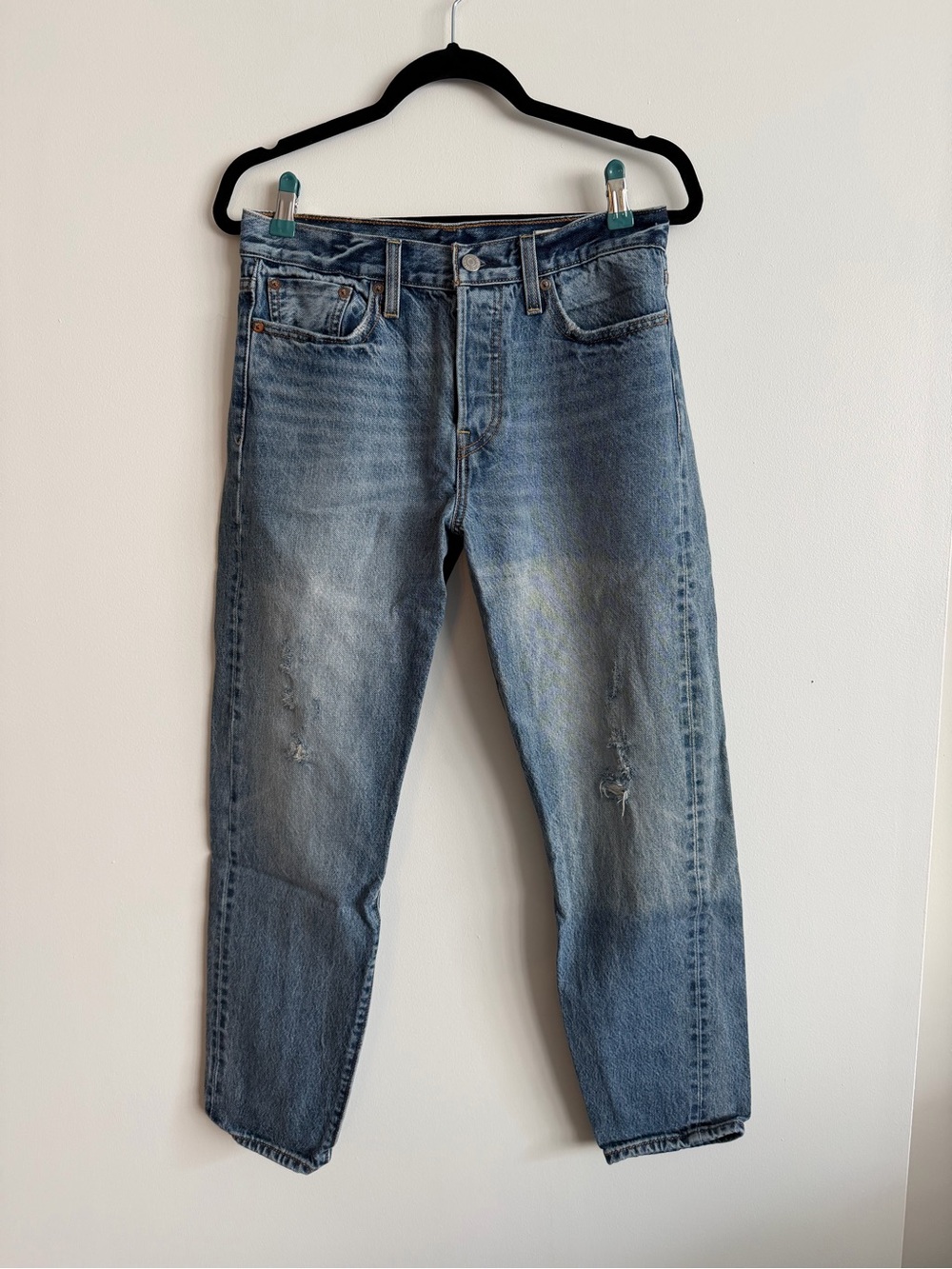 Levi’s Wedgie Icon White Oak Light Blue Distressed Jeans